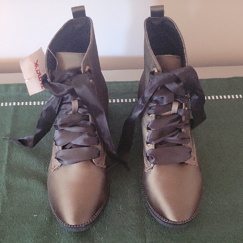 Dirty Laundry Size 7 1/2 Green Satin Black Ribbon Laces NWT